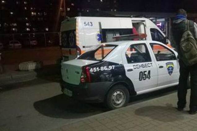 Кровавые разборки: в киевском супермаркете мужчина с палкой набросился на покупателя