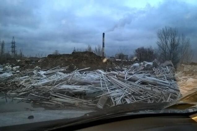 В Киеве нашли незаконную свалку люминесцентных ламп: фотофакт