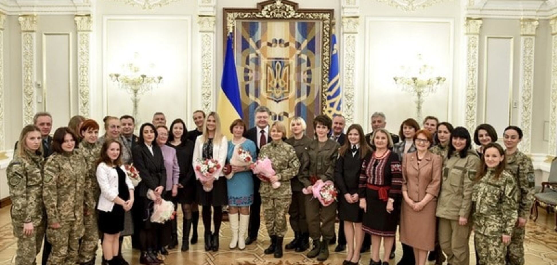 Порошенко наградил орденами украинок, воюющих в АТО: фотофакт