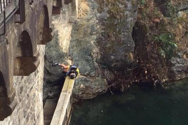 Известный велогонщик упал с 12-метрового моста во время Гран-при: фото происшествия