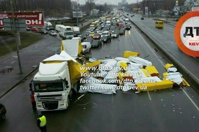 В Киеве 'рассыпалась' фура: перекрыто движение