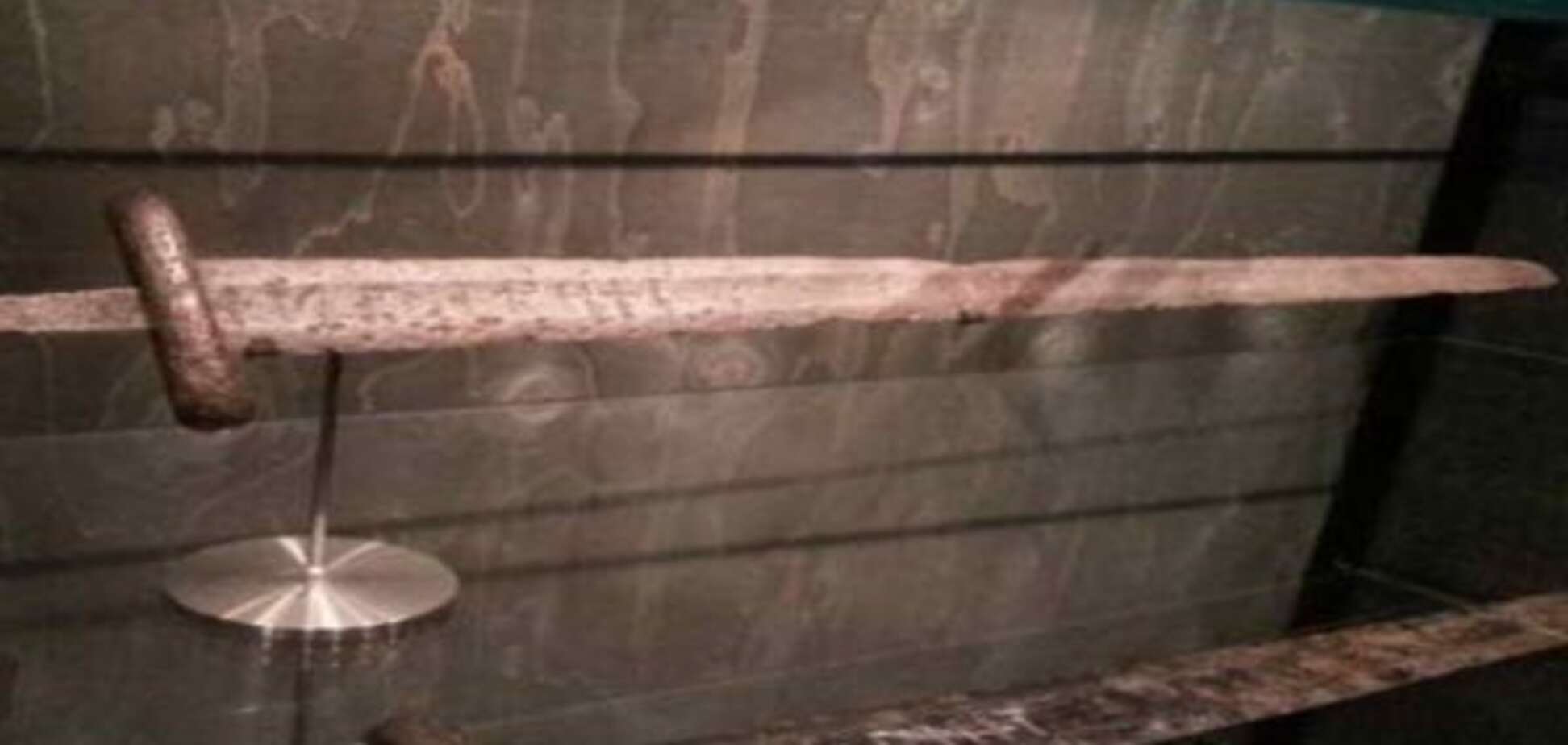 Уникальная находка: Украина заявила права на древний меч эпохи викингов