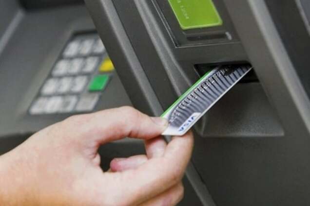 Киберполиция показала задержание взломщиков банковских карт