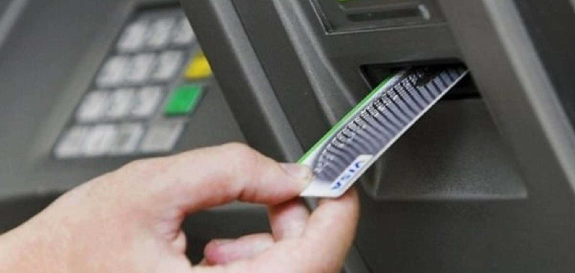Киберполиция показала задержание взломщиков банковских карт