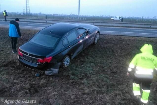 Взорвалось колесо: президент Польши попал в аварию. Опубликованы фото и видео