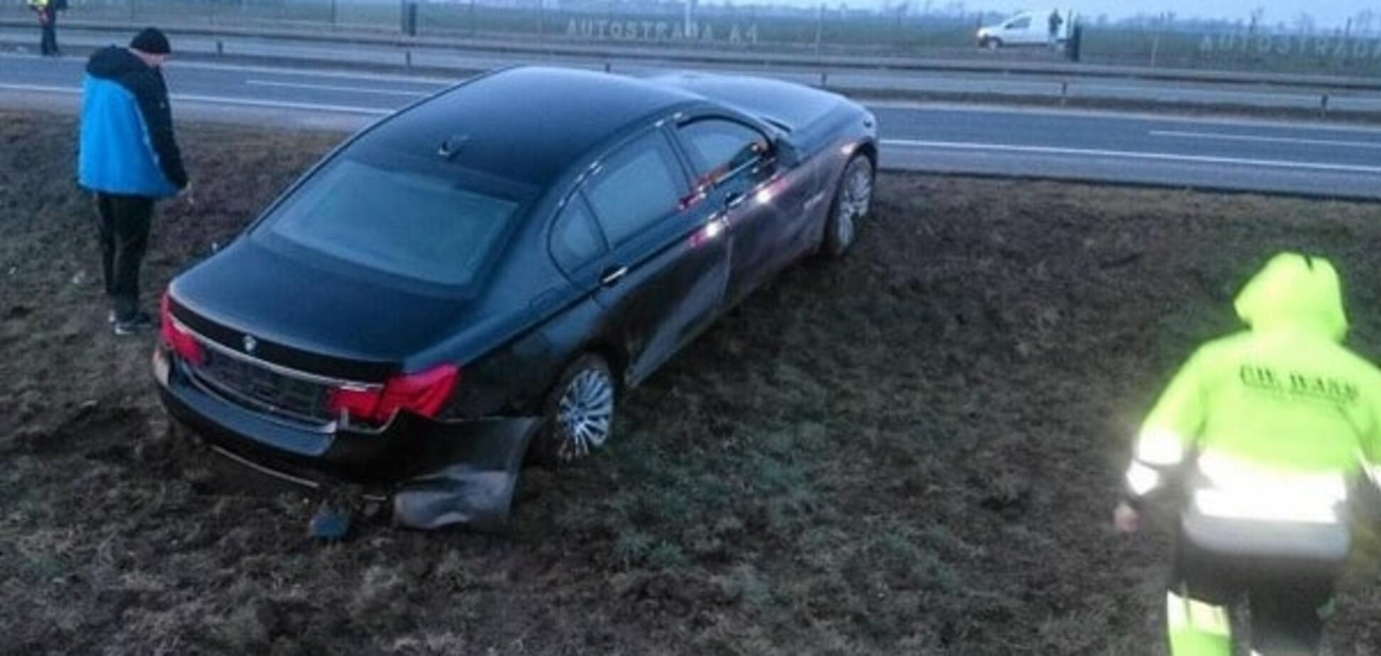 Взорвалось колесо: президент Польши попал в аварию. Опубликованы фото и видео