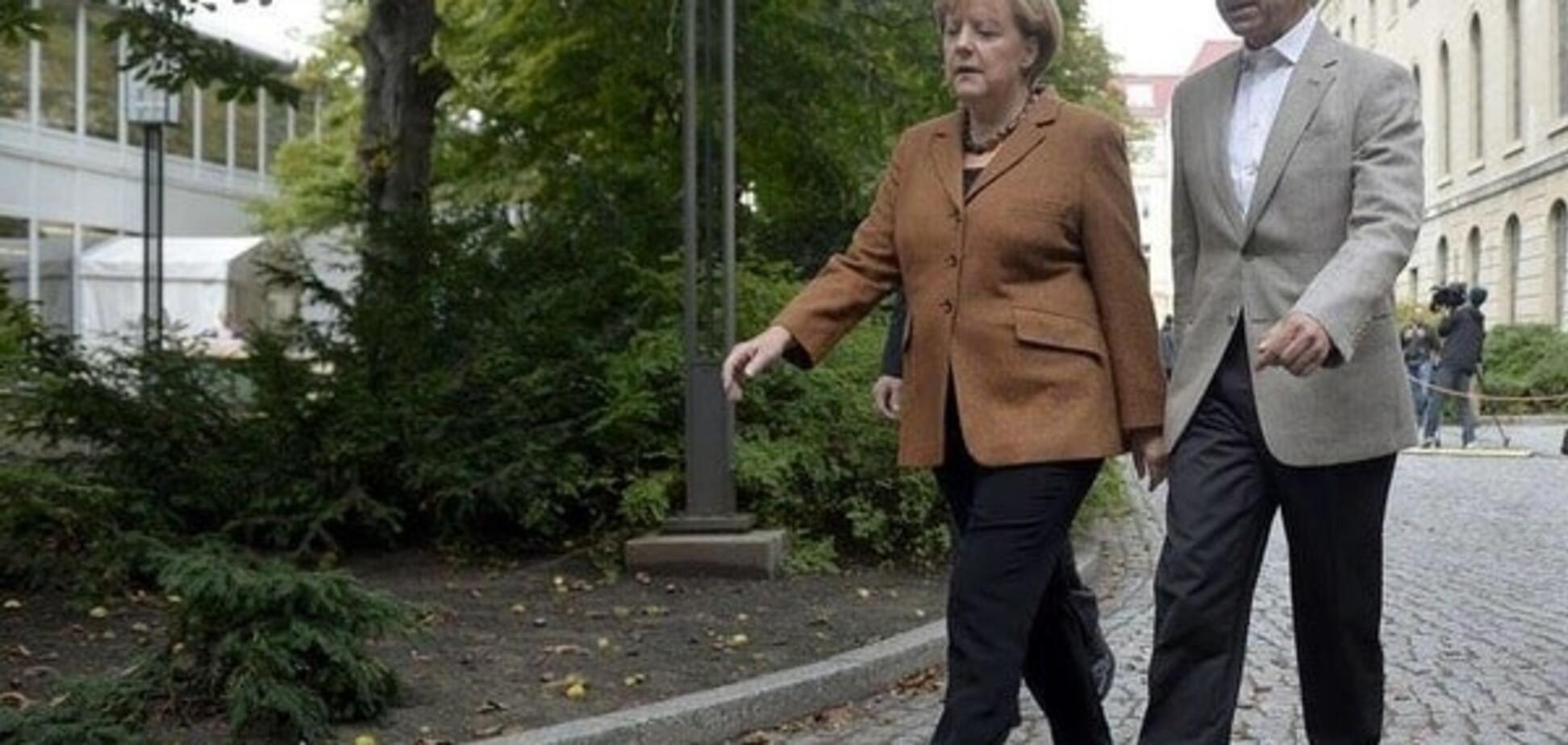Аж 2 охранника и назойливые туристы: в сети показали дом Ангелы Меркель. Фотофакт