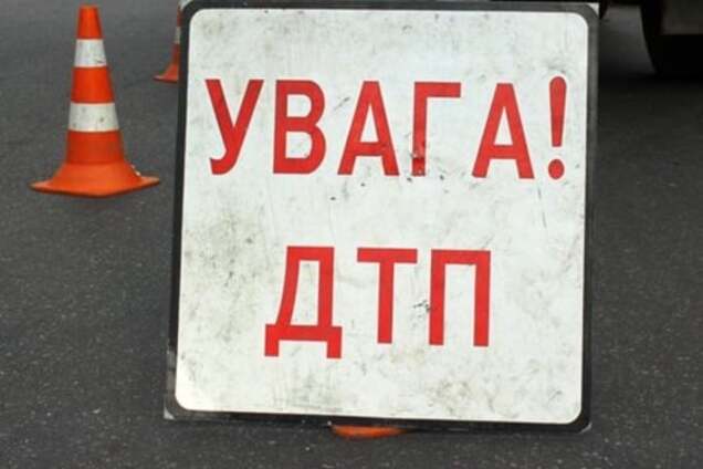 У Житомирі автомобіль влетів у зупинку: загинула дитина