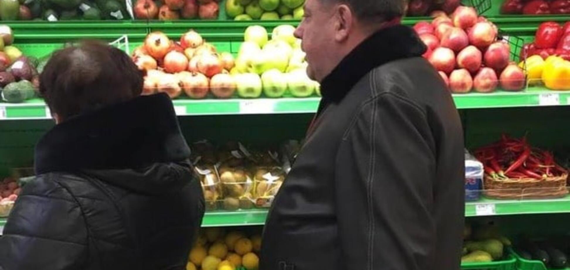Екс-ректора Мельника зняли в Києві за покупкою авокадо: фотофакт