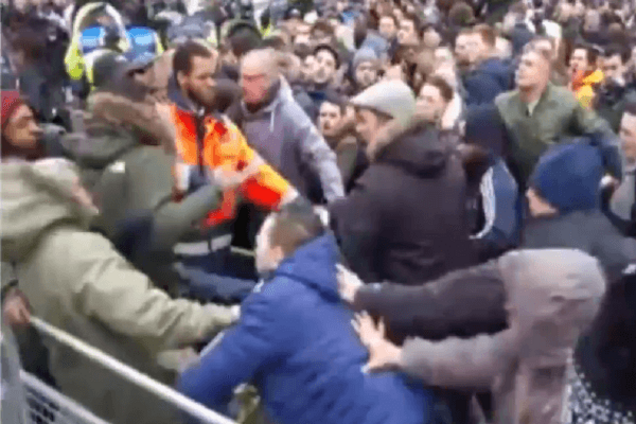 Разъяренные футбольные фанаты устроили массовую драку в Лондоне: видео потасовки