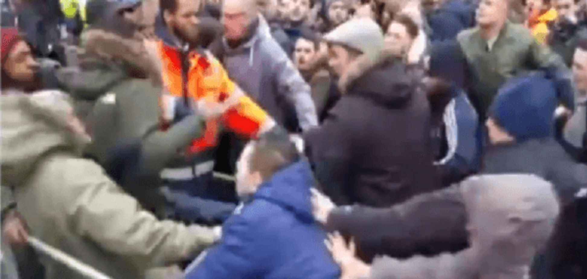 Разъяренные футбольные фанаты устроили массовую драку в Лондоне: видео потасовки