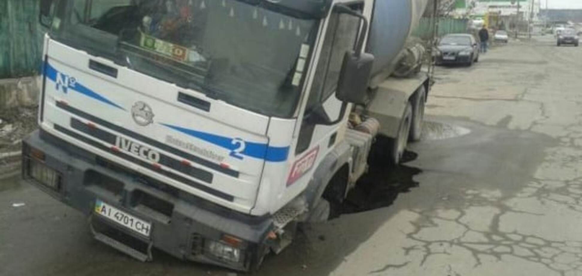 'Крепкие и безопасные' дороги: в Киеве бетономешалка провалилась под асфальт. Фотофакт