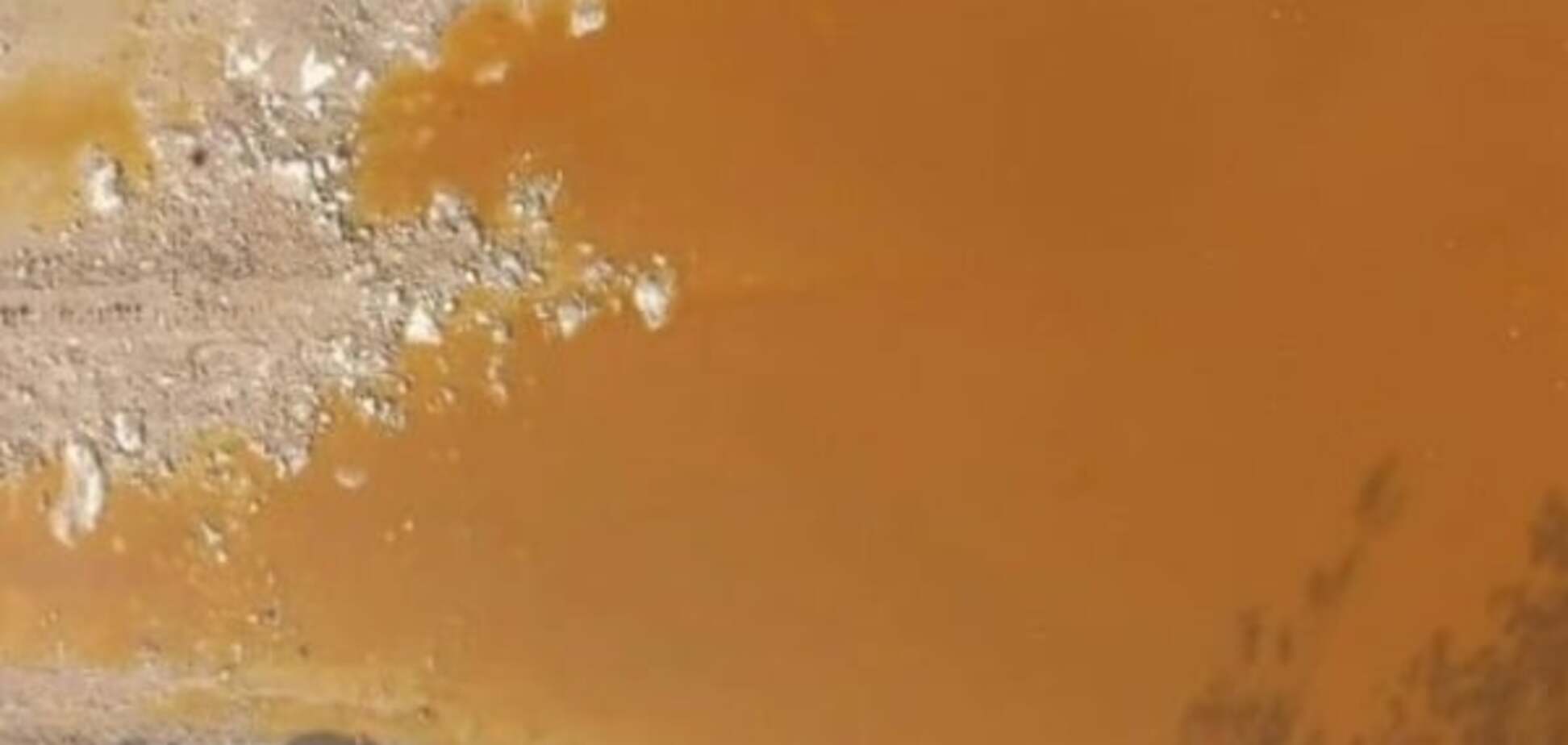 Опасные гудроны: на Львовщине незаконно ввезенные отходы лежат под открытым небом