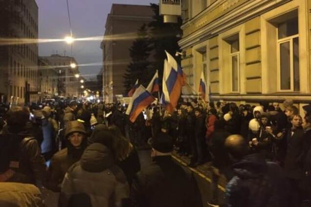 В Москве с криками 'Фашизм не пройдет!' напали на украинское посольство