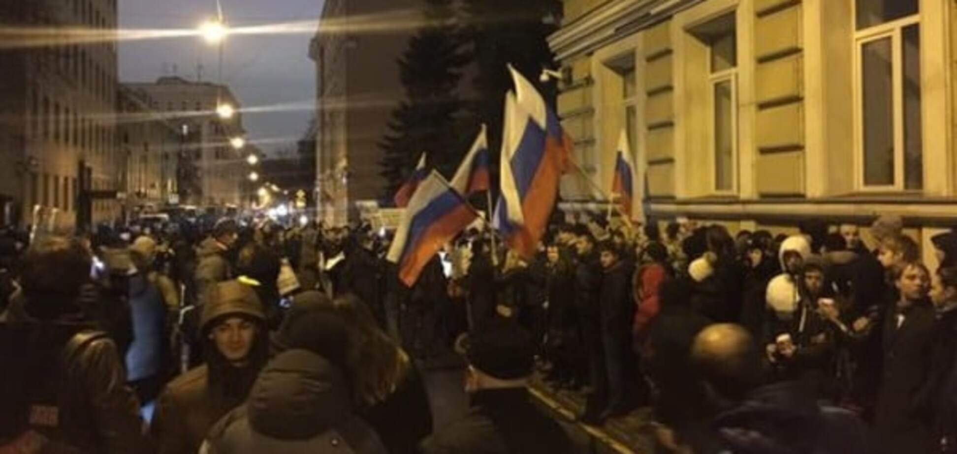 В Москве с криками 'Фашизм не пройдет!' напали на украинское посольство