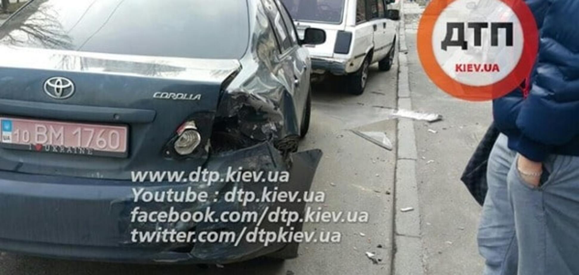 У Києві п'яний водій на BMW збив дерево і 'пом'яв' 4 машини