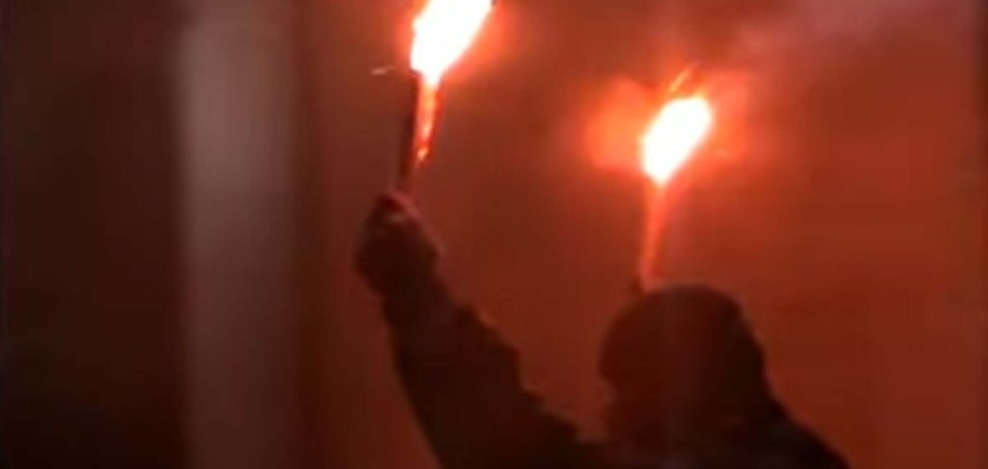 Со стрельбой и файерами: в Киеве ночью напали на посольство России