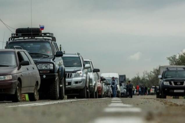 Аншлаг в окупованому Криму: автомобілісти кинулися міняти українські номери