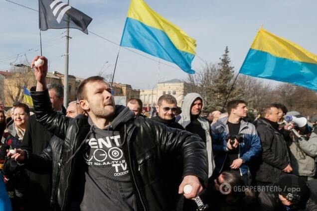 Журналист объяснил разницу между нападениями на посольства в Москве и Киеве