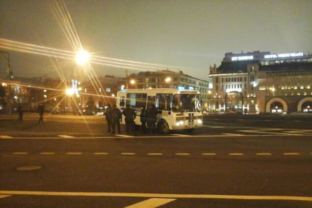 В Москве участников акции в поддержку Савченко затолкали в автозак. Фотофакт