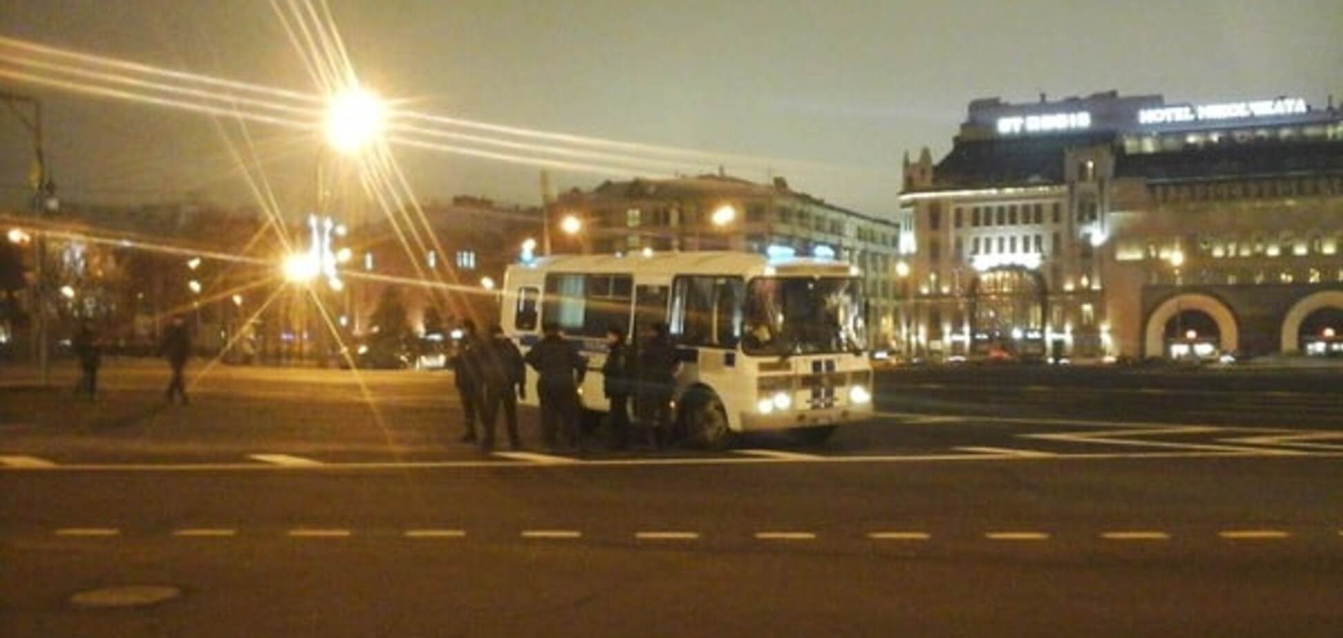 В Москве участников акции в поддержку Савченко затолкали в автозак. Фотофакт