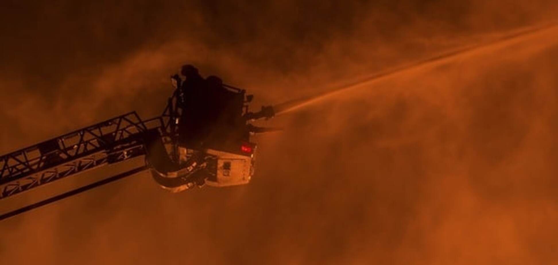 На лівому березі в Києві горить ресторан