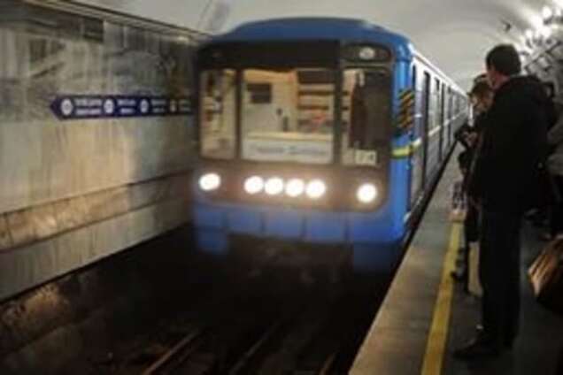 У київському метро пасажир впав на рейки