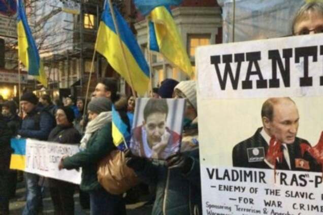 'Путин – х..ло': в Лондоне активисты пикетировали посольство России