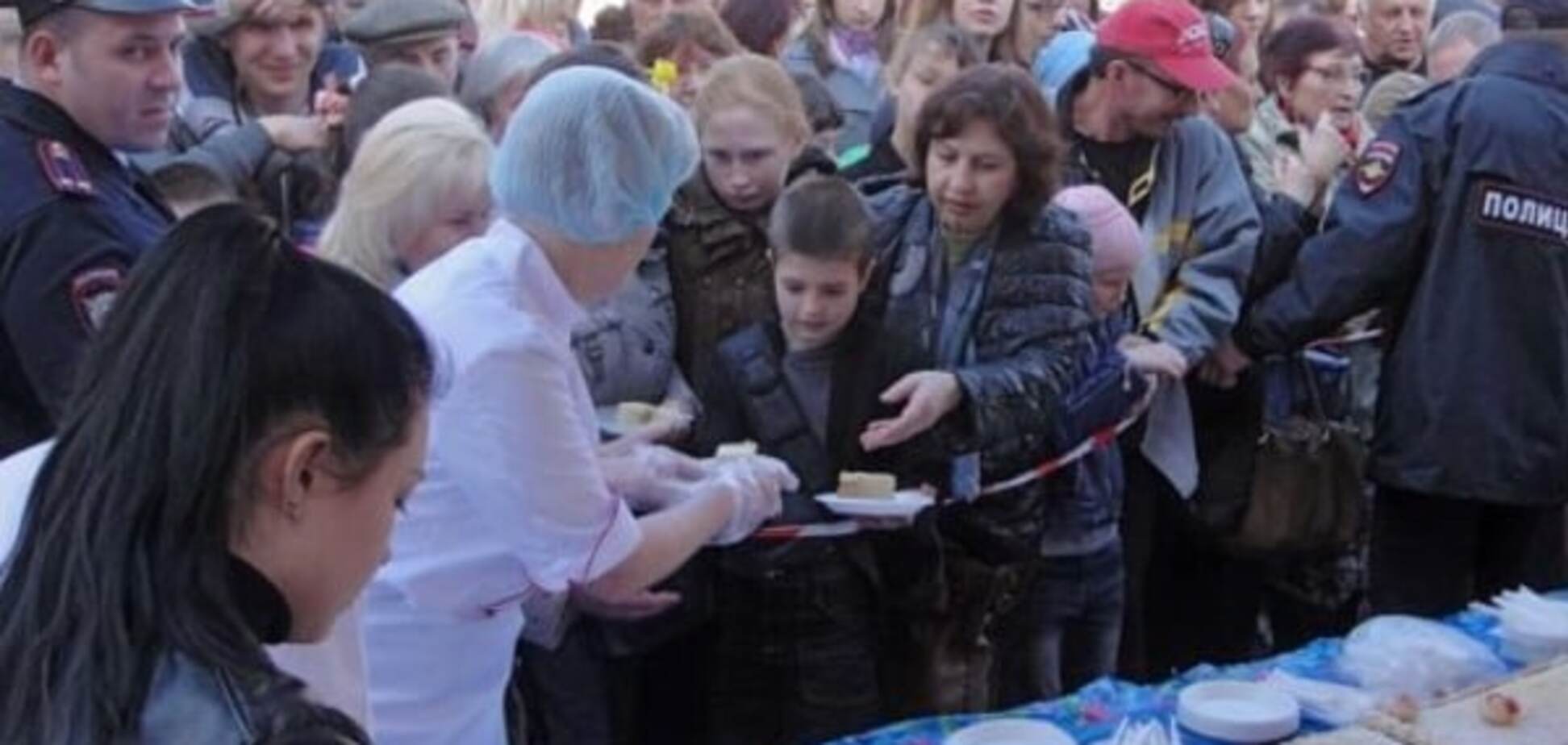 Свято в окупації: у Сімферополі черги за безкоштовним пирогом