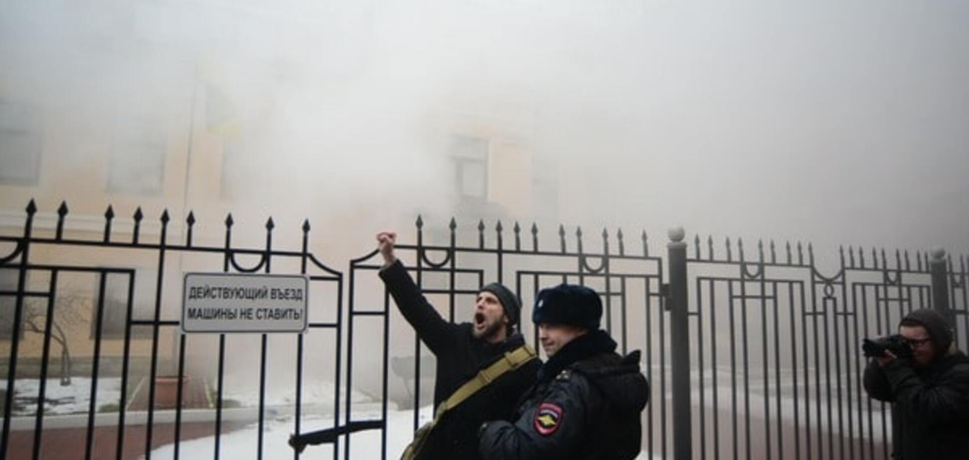 Консульство України в Петербурзі закидали фаєрами та яйцями: опубліковані фото