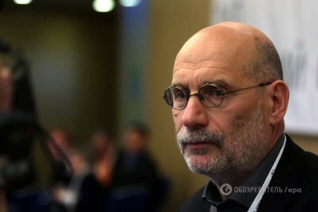 Надоело фыркать на праздник: Акунин оригинально поздравил с 8 Марта