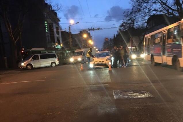 В Одессе авто полиции столкнулось с троллейбусом