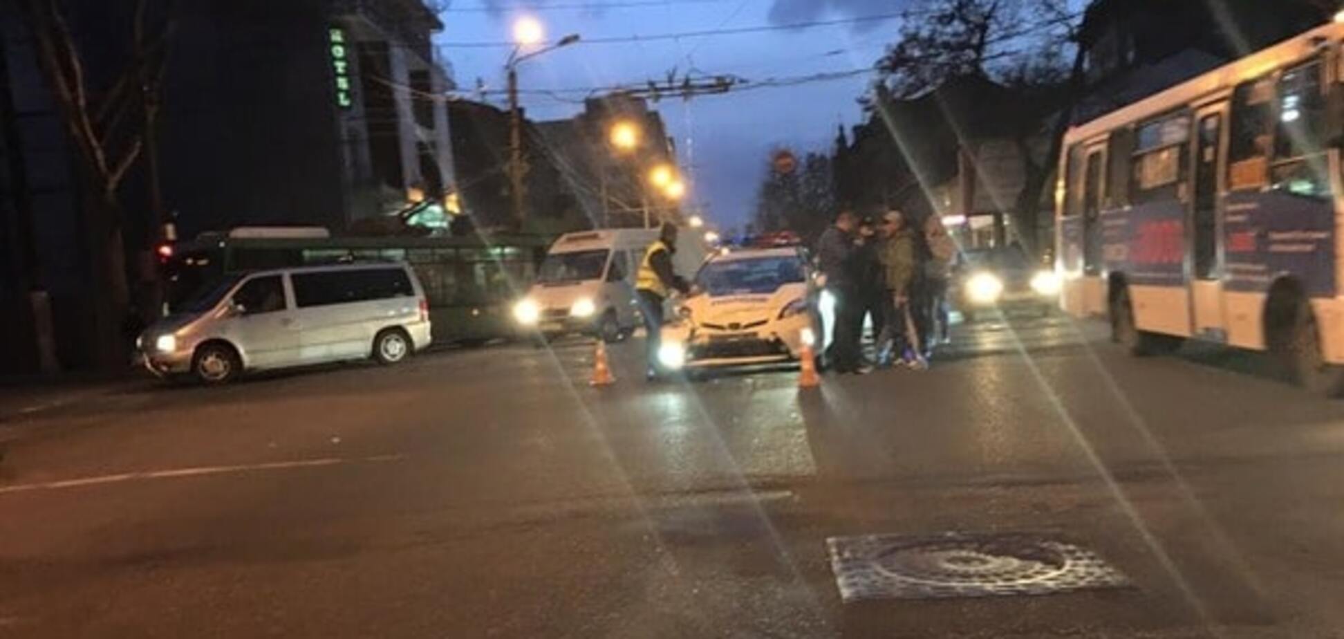 В Одессе авто полиции столкнулось с троллейбусом