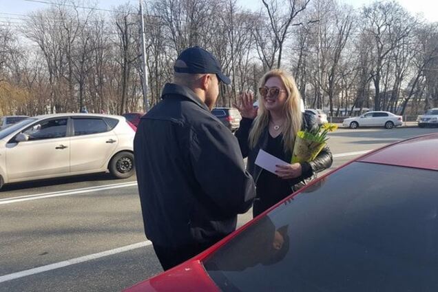 Патрульные оригинально поздравили киевлянок с 8 Марта: опубликованы фото