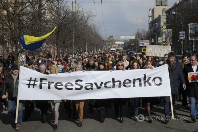 В Киеве под посольством России требовали освободить Савченко: опубликованы фото