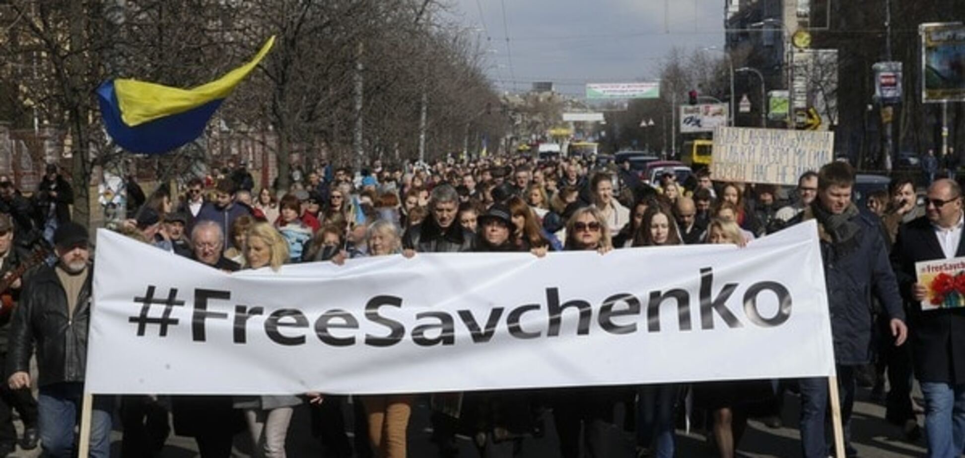 В Киеве под посольством России требовали освободить Савченко: опубликованы фото