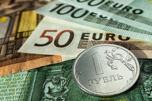 На Московской бирже упал рубль, несмотря на подорожавшую нефть