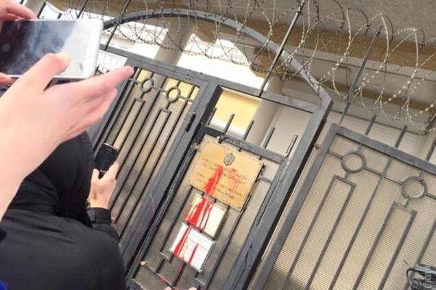 В Одессе полиция применила слезоточивый газ в ответ на штурм консульства России