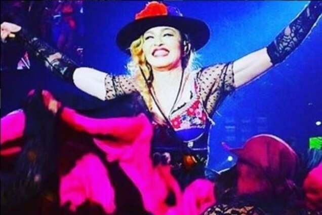 Мадонна упала с трехколесного велосипеда: опубликовано видео