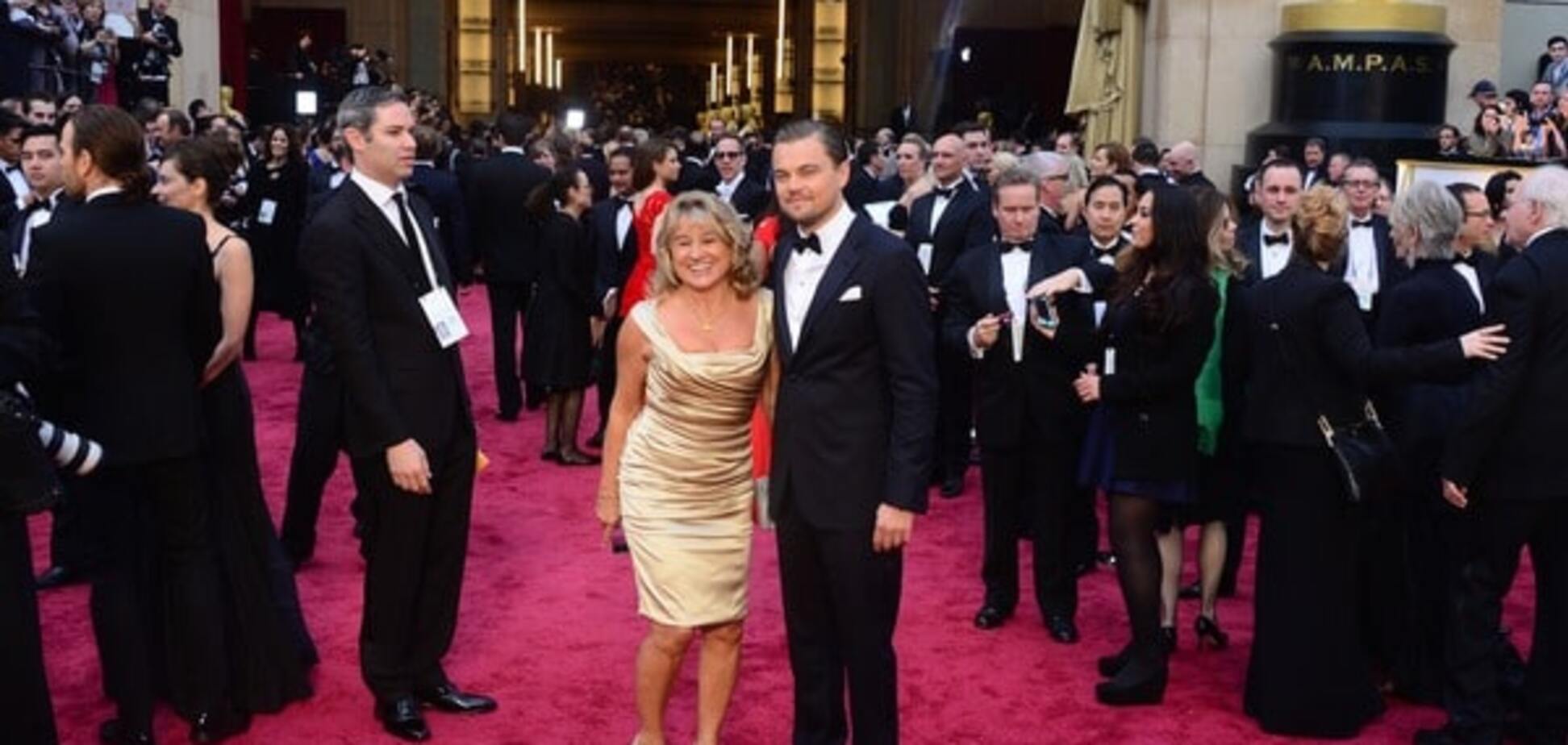 Фото ДиКаприо с родителями обсуждают в соцсетях по неожиданной причине