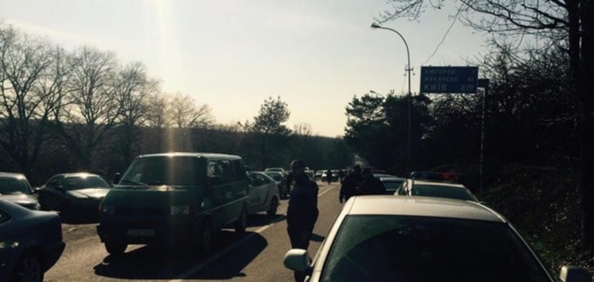 На Закарпатье разъяренные водители перекрыли украинско-словацкую границу: опубликованы фото