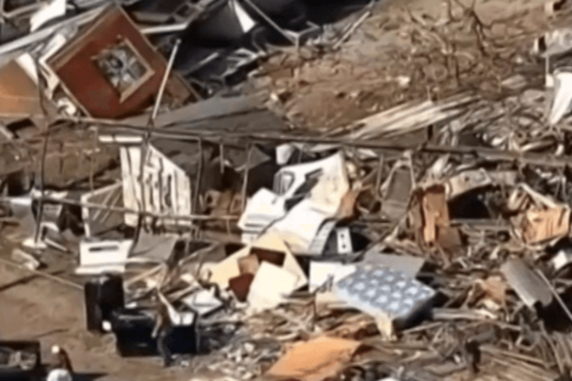 В США мощный смерч поднимал в воздух дома и срезал крыши. Опубликовано видео