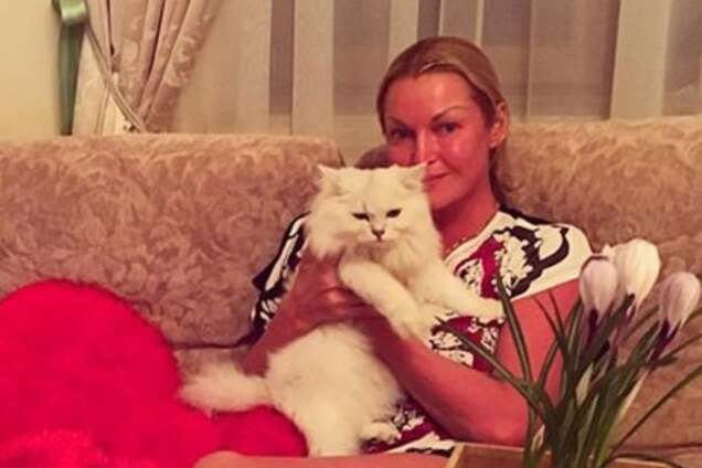 Волочкова похвасталась гигантскими тюльпанами от тайного поклонника