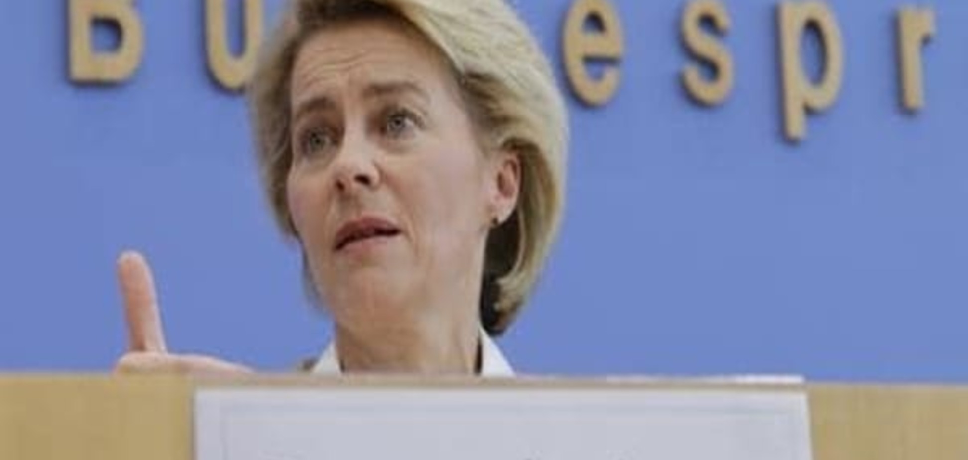 За міністеркою оборони Німеччини залишили ступінь доктора наук