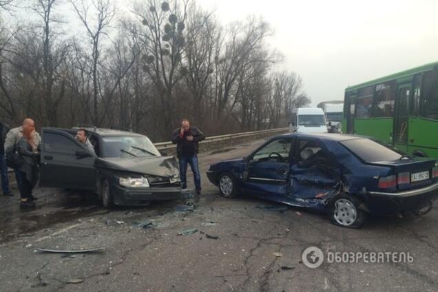 Масштабна ДТП під Києвом: водій протаранив дві машини на зустрічній