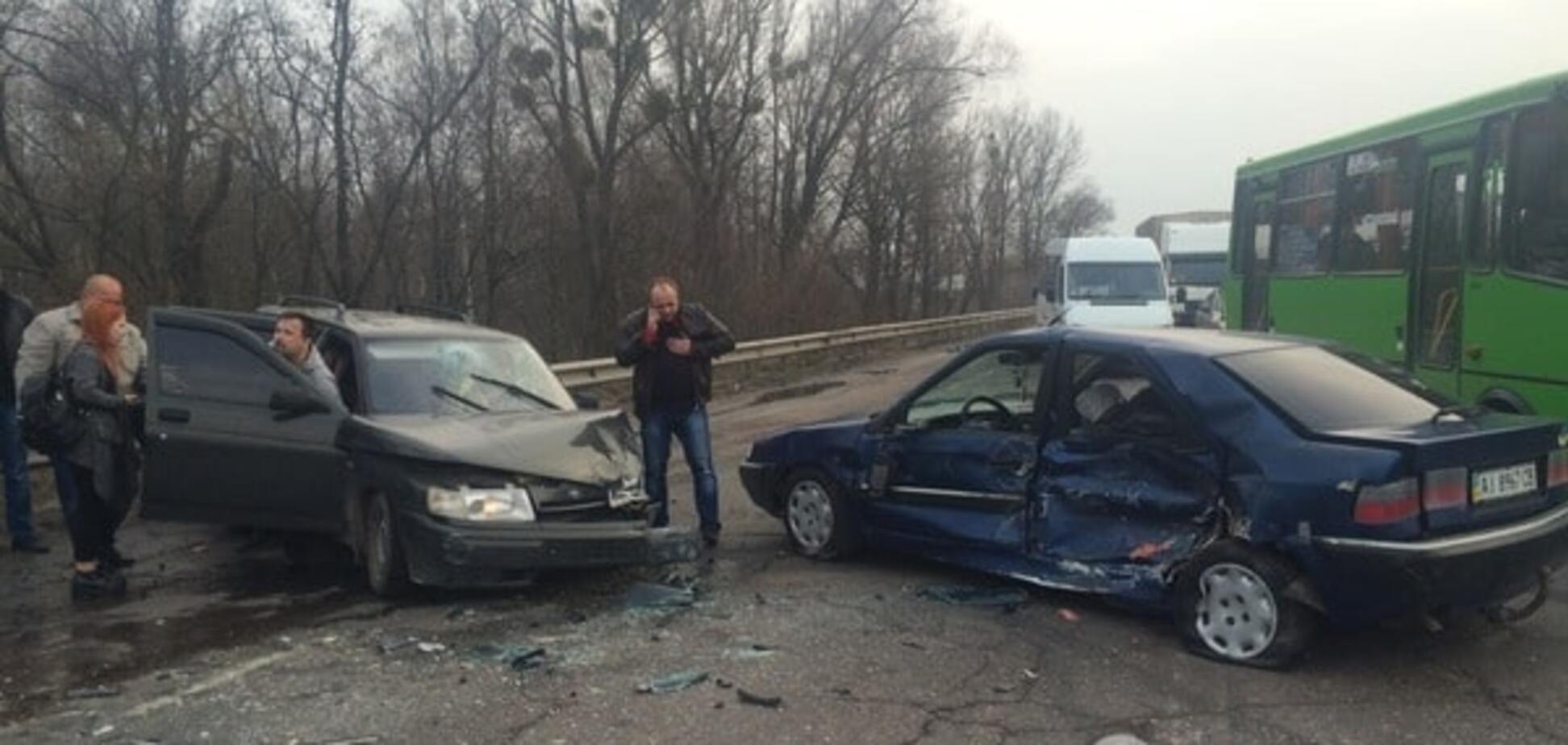 Масштабное ДТП под Киевом: водитель протаранил две машины на встречной