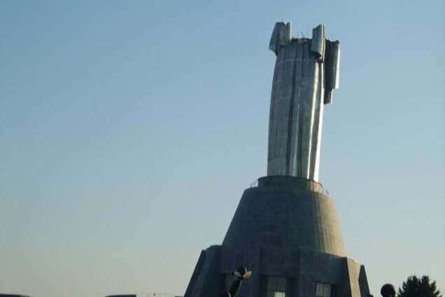 У Києві, нарешті, декомунізували Батьківщину-матір: опубліковано фото