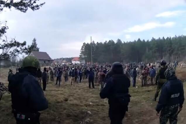 'Живими не поїдете!': опубліковано відео масової сутички поліції з бурштинокопачами