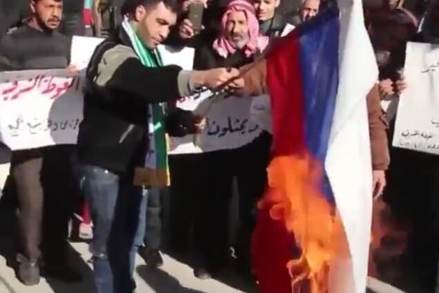 Гори, гори ясно: в Сирії протестуючі спалили прапор Росії. Опубліковано відео