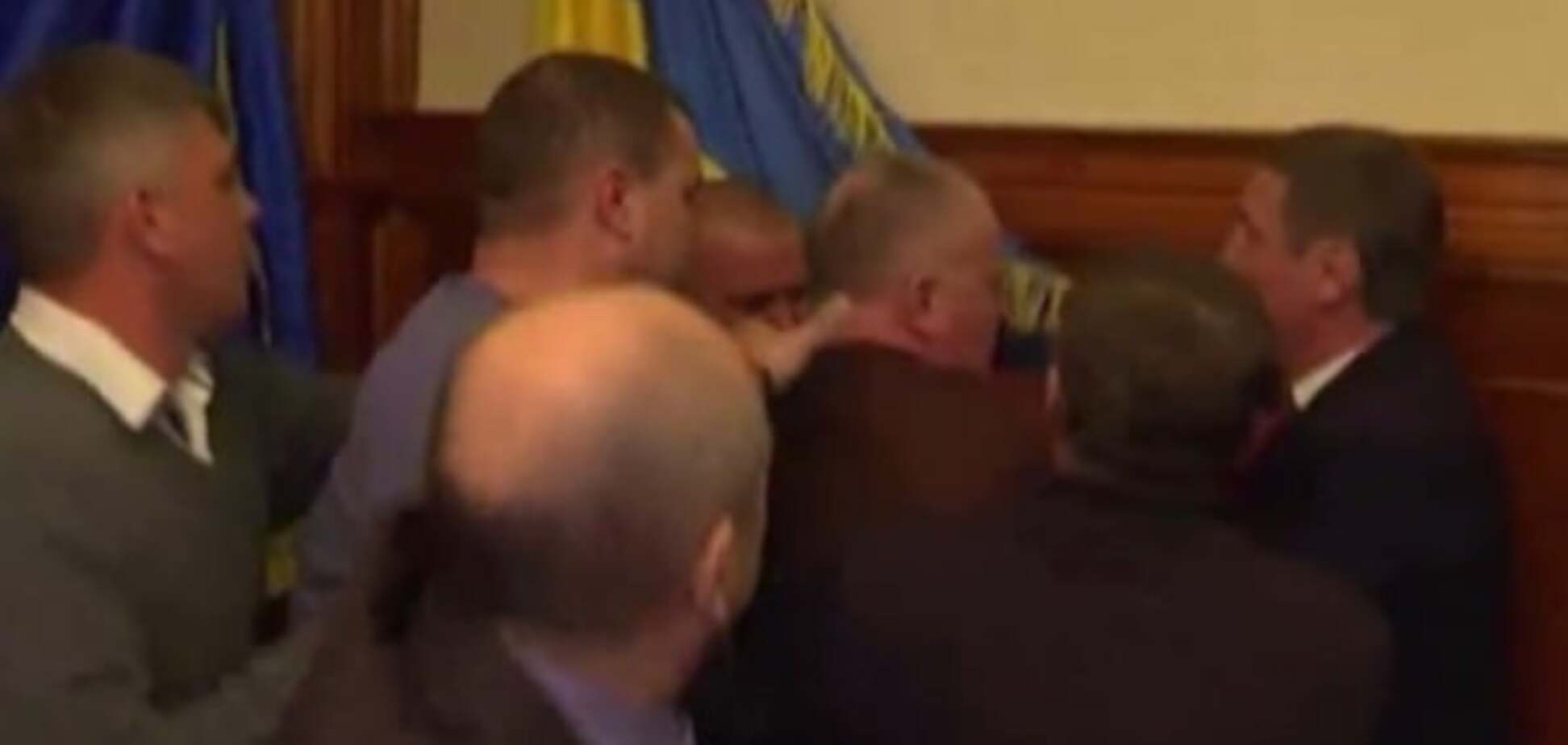 У міськраді Сєвєродонецька депутати влаштували бійку: відеофакт